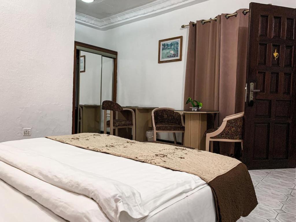 Hill View Hotel West Airport Акра Екстериор снимка