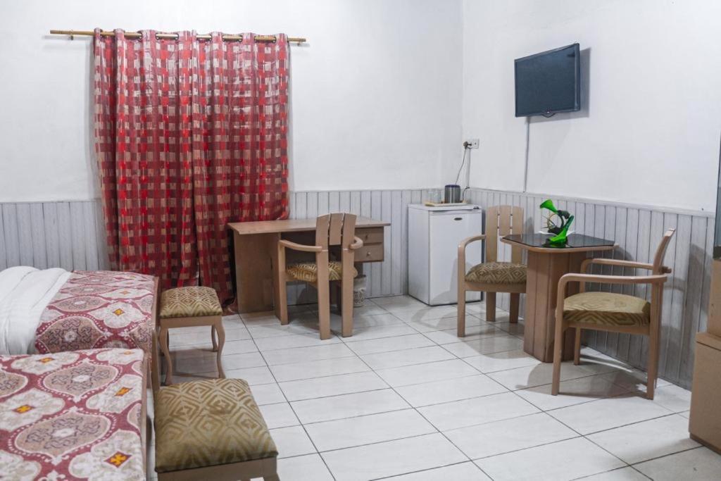 Hill View Hotel West Airport Акра Екстериор снимка