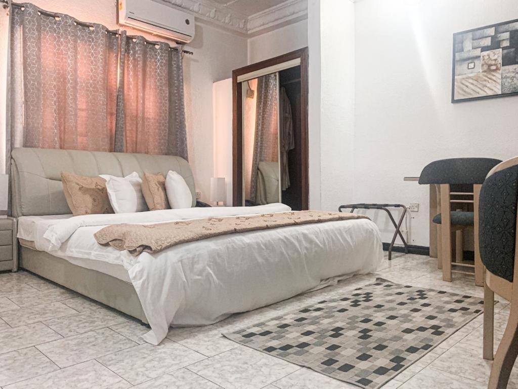 Hill View Hotel West Airport Акра Екстериор снимка