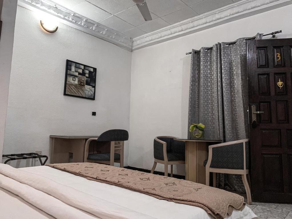 Hill View Hotel West Airport Акра Екстериор снимка