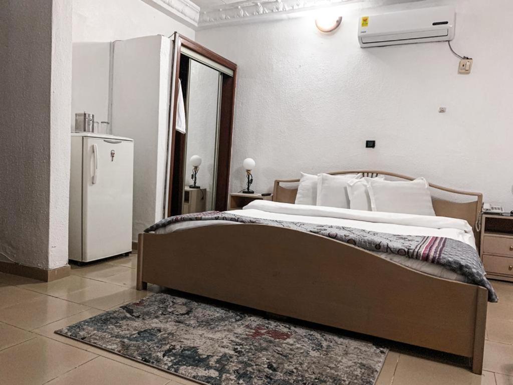 Hill View Hotel West Airport Акра Екстериор снимка