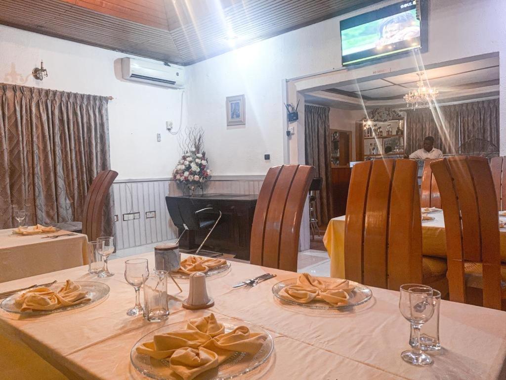 Hill View Hotel West Airport Акра Екстериор снимка