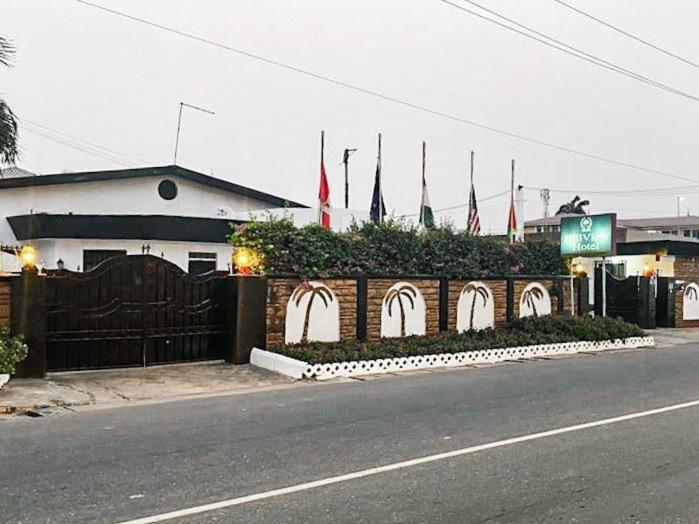 Hill View Hotel West Airport Акра Екстериор снимка