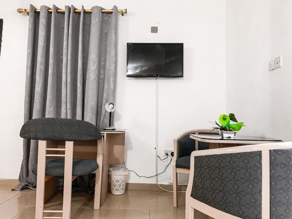 Hill View Hotel West Airport Акра Екстериор снимка