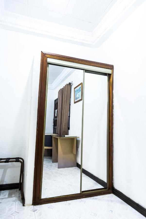 Hill View Hotel West Airport Акра Екстериор снимка