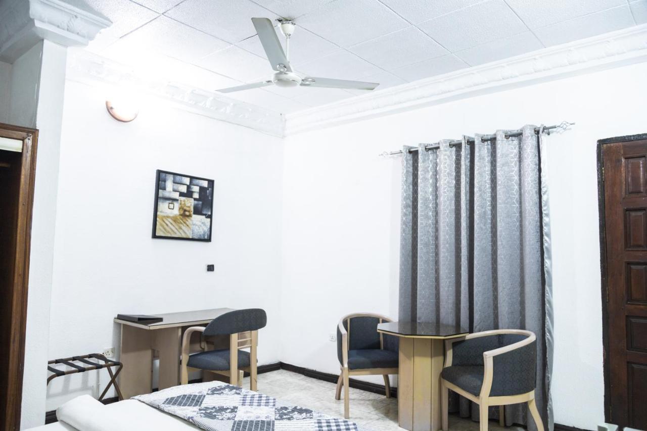 Hill View Hotel West Airport Акра Екстериор снимка