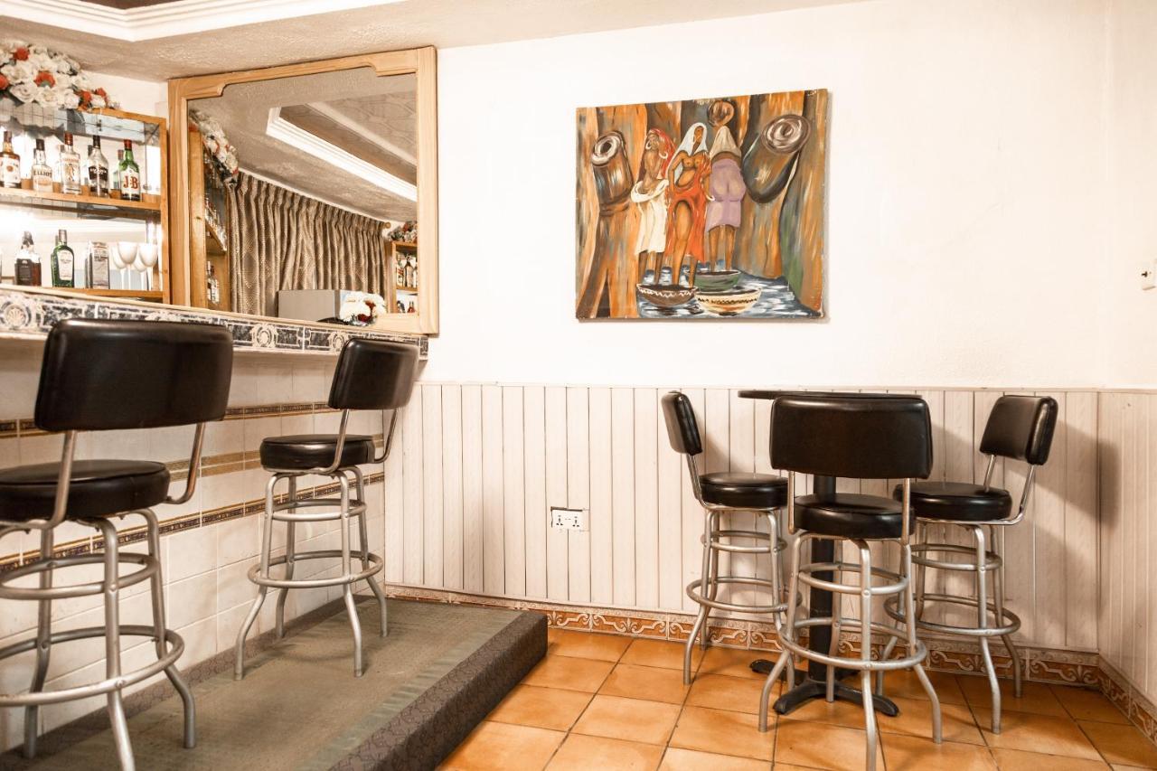 Hill View Hotel West Airport Акра Екстериор снимка