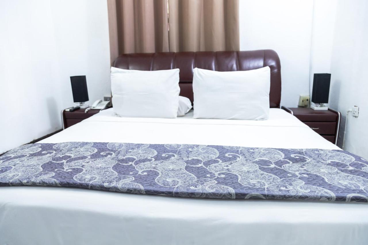 Hill View Hotel West Airport Акра Екстериор снимка