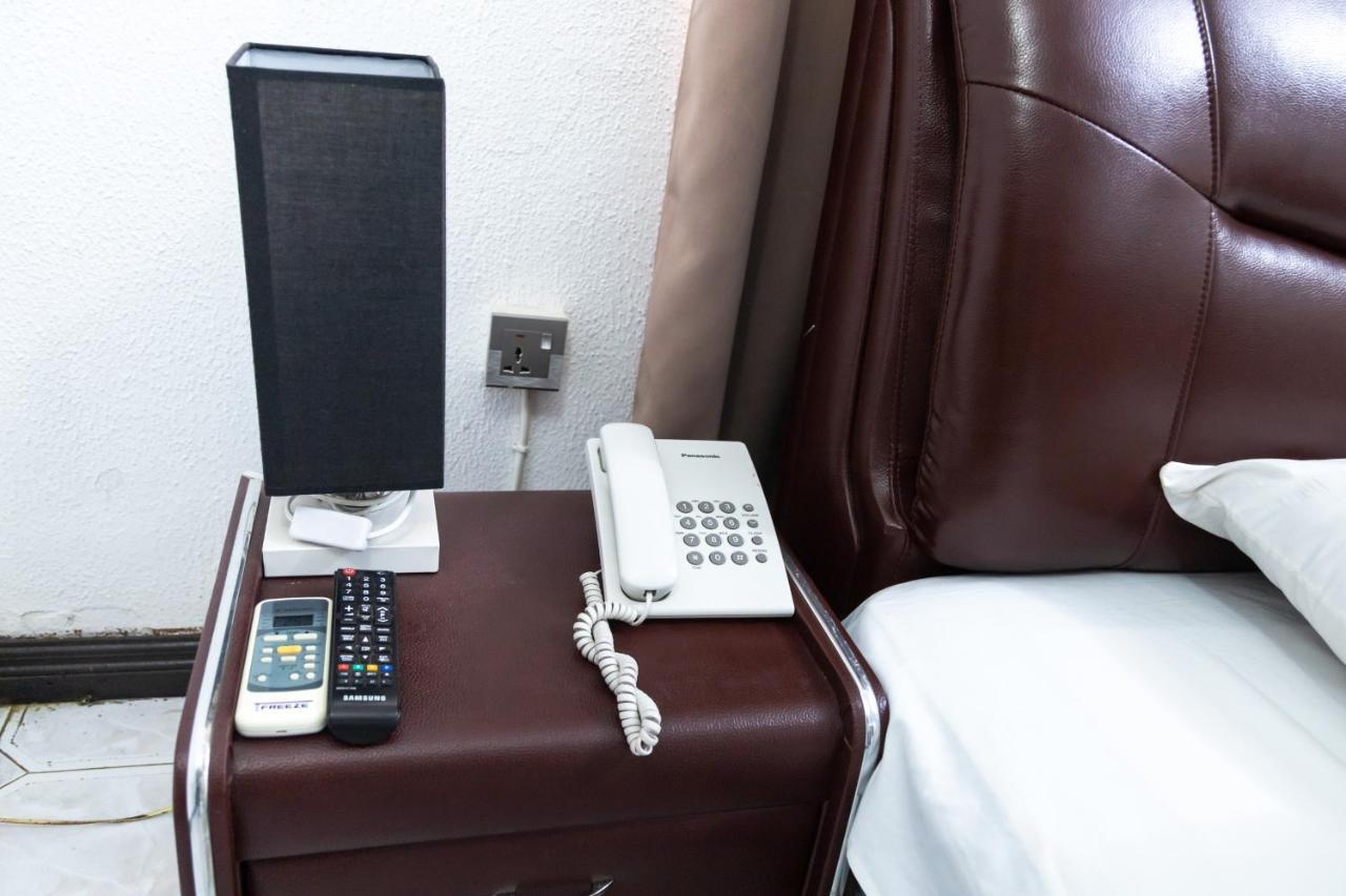 Hill View Hotel West Airport Акра Екстериор снимка