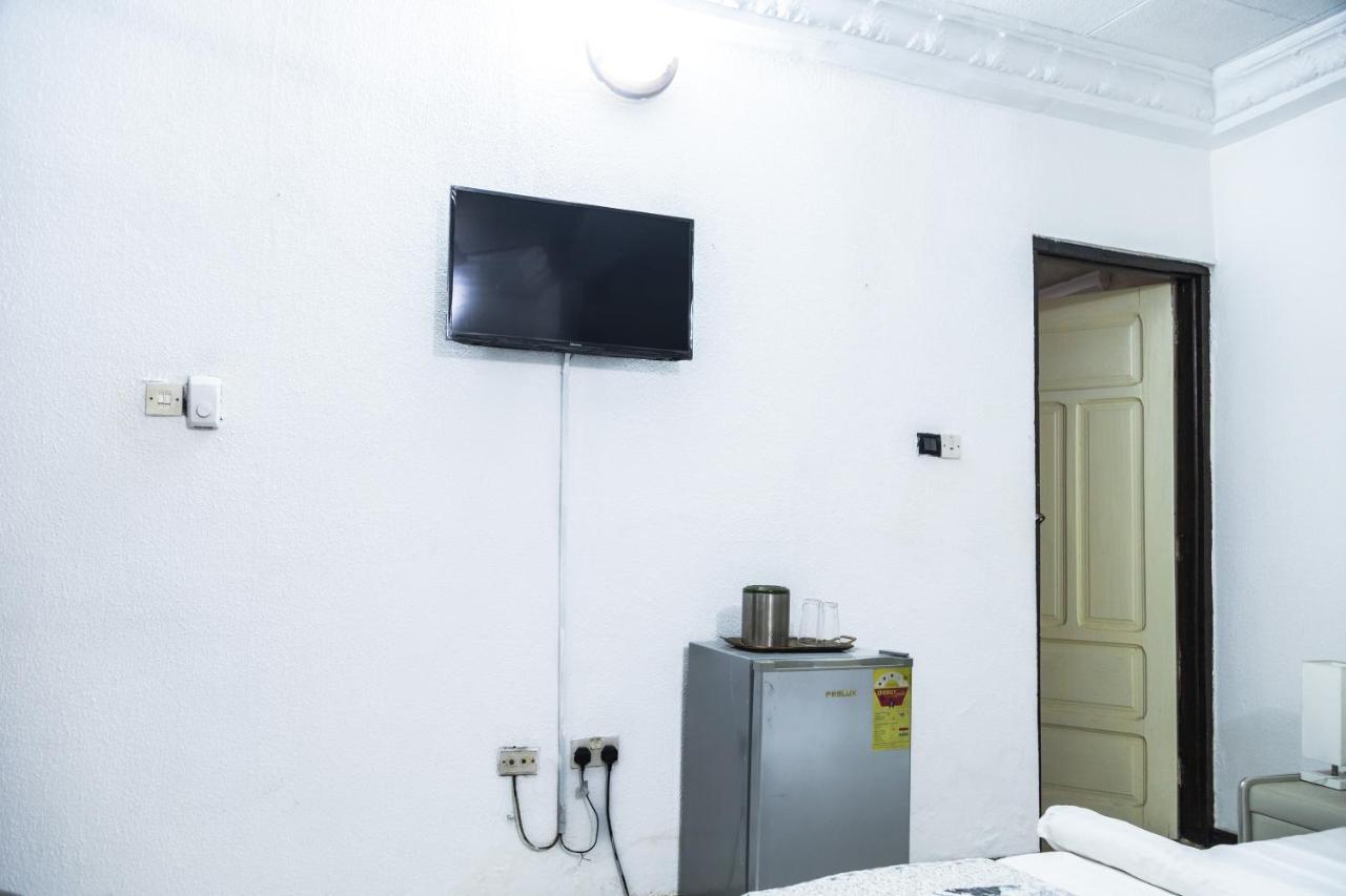 Hill View Hotel West Airport Акра Екстериор снимка