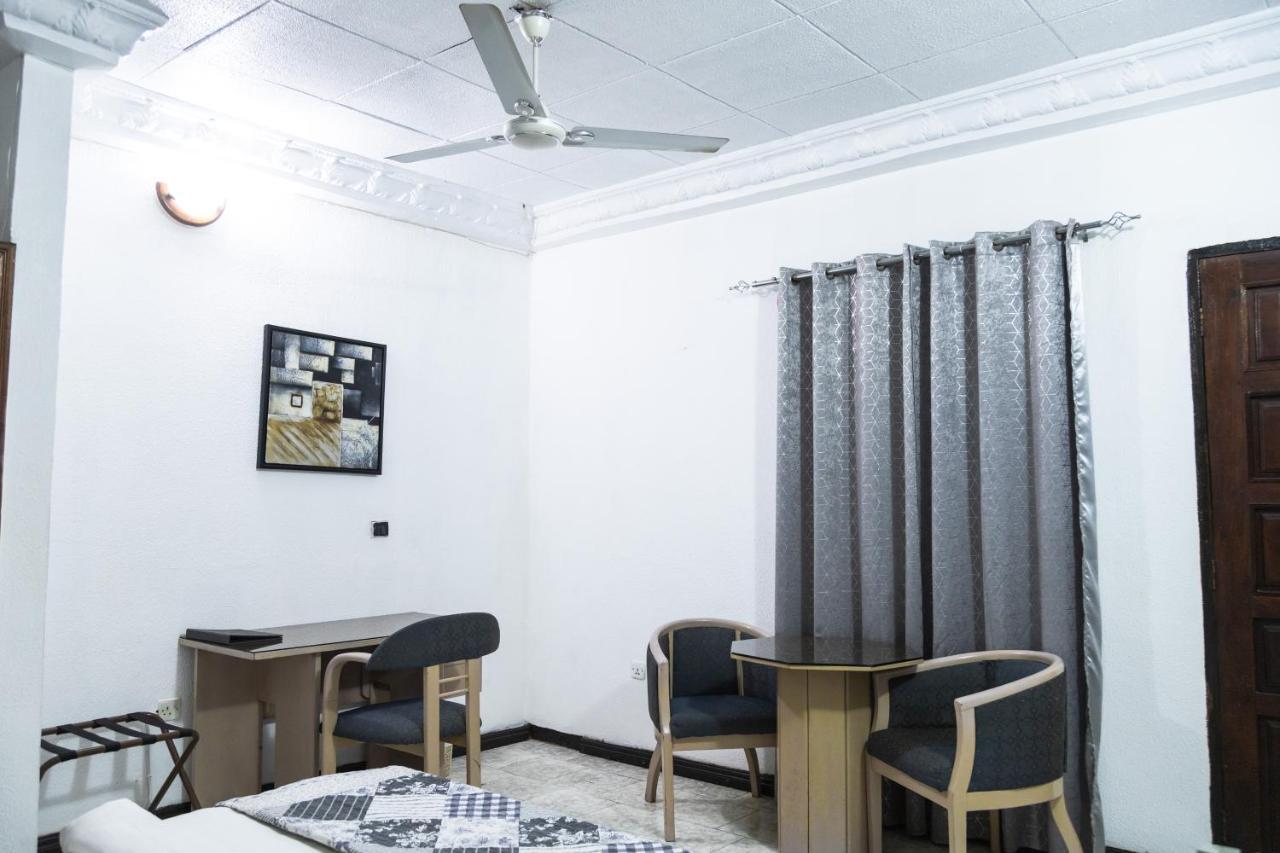 Hill View Hotel West Airport Акра Екстериор снимка