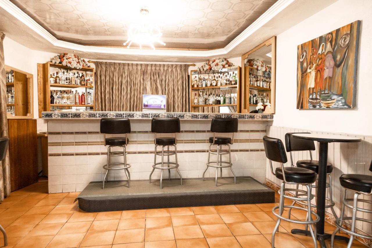 Hill View Hotel West Airport Акра Екстериор снимка