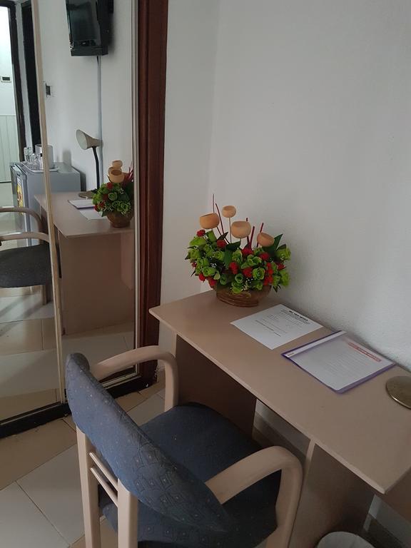 Hill View Hotel West Airport Акра Екстериор снимка