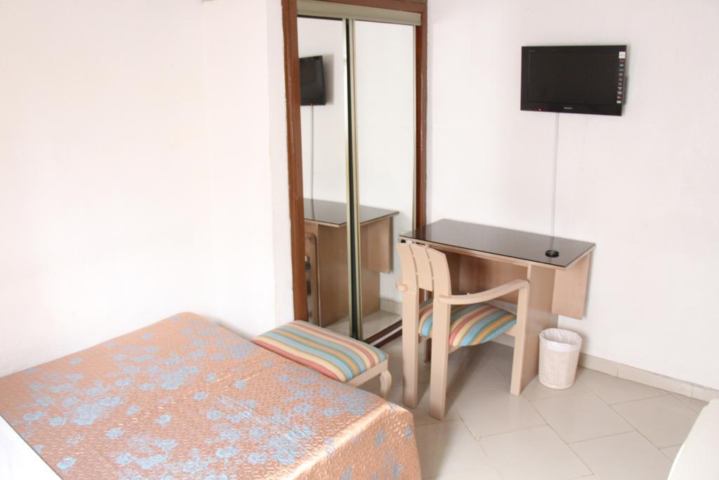 Hill View Hotel West Airport Акра Екстериор снимка