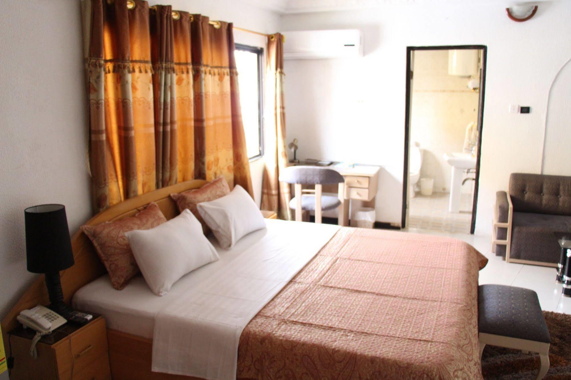 Hill View Hotel West Airport Акра Екстериор снимка